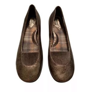 Born gold leather slip on shoes size 7.5 38.5